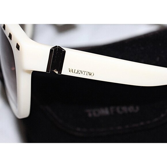 Valentino Garavani - V660SA 103 Rockstud Ivory Sunglasses, Bone w/Studs, New - Picture 4 of 10